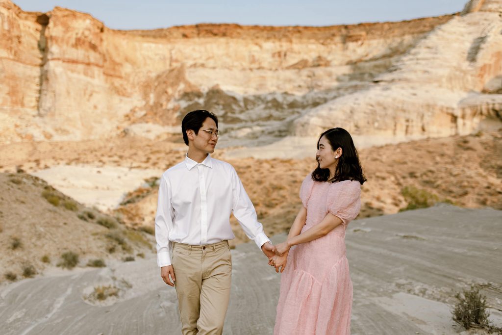 Jinoh and his new wife focused only on each other even though they're surrounded by beautiful bluffs.